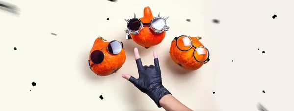 Tre Orange Rocker Græskar Med Briller Overskæg Lys Baggrund Halloween - Stock-foto