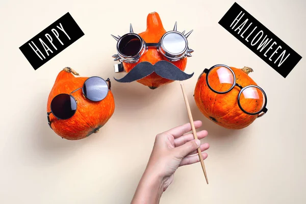 Trois Citrouilles Bascule Orange Avec Des Lunettes Une Moustache Sur — Photo