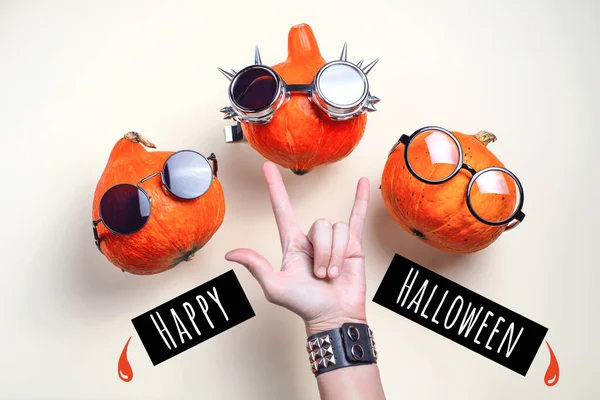 Три Оранжевых Рокерных Тыквы Очках Усы Светлом Фоне Концепция Хэллоуина — стоковое фото