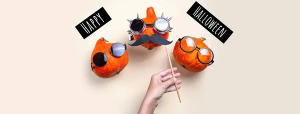 Tres Calabazas Balancín Naranja Con Gafas Bigote Sobre Fondo Claro — Foto de Stock