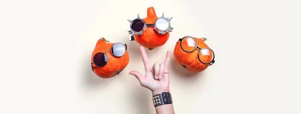 Tre Orange Rocker Græskar Med Briller Overskæg Lys Baggrund Halloween - Stock-foto