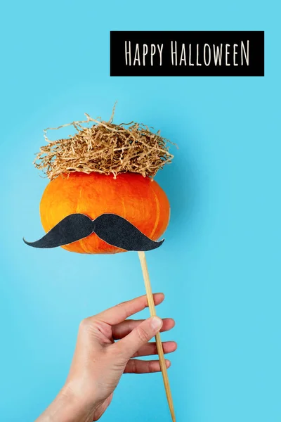 Citrouille orange avec moustache et poils de foin. Concept Halloween. — Photo