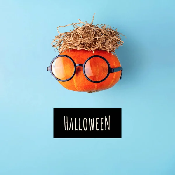 Citrouille orange dans des verres et avec un poil de foin. Concept Halloween. — Photo