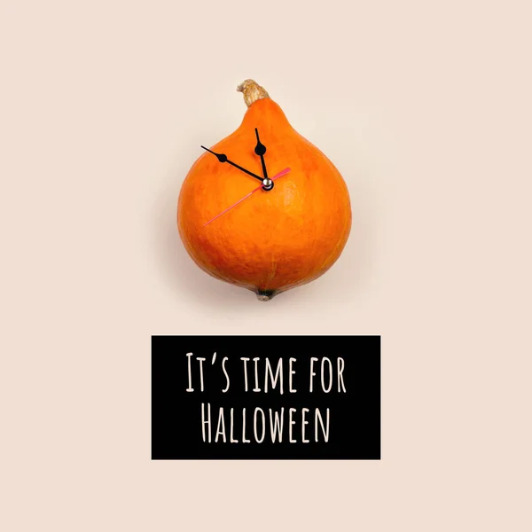 Græskar ur viser tiden før Halloween. Koncept. - Stock-foto