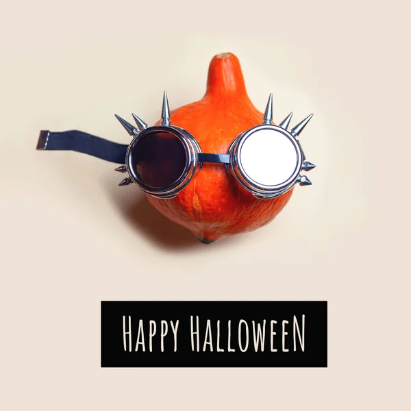 Portræt af Mr. Pumpkin i punk rocker briller. Halloween koncept. - Stock-foto
