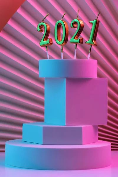 Stearinlys med tal for det nye år 2021 på pyramiden af geometriske former, podium, firkant. Baggrunden er lavet af ventilator og pap med en bøjet vinkel. Belyst af neon - Stock-foto