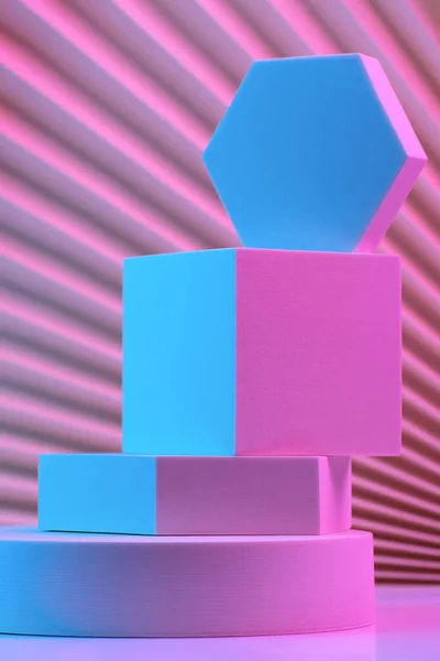Pyramide af geometriske former på podiet, belyst af neon, baggrund af ventilator og papir med en vendt vinkel. Koncept - Stock-foto