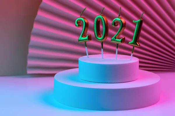 Nytår stearinlys 2021 på den runde podium, oplyst af neon, på baggrund af ventilatoren. Et moderne koncept - Stock-foto