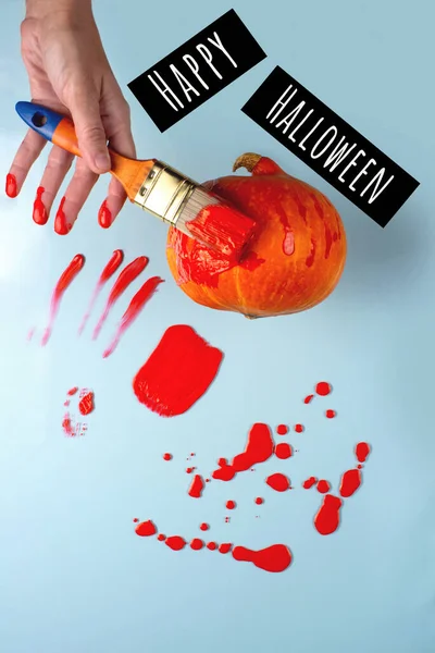 Mão Com Pincel Pinta Abóbora Vermelho Como Sangue Lugares Próximos — Fotografia de Stock