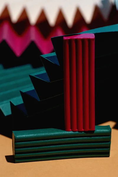 Moderne Mehrfarbige Komposition Aus Tontafeln Und Fächern Aus Pappe Stilvolles — Stockfoto