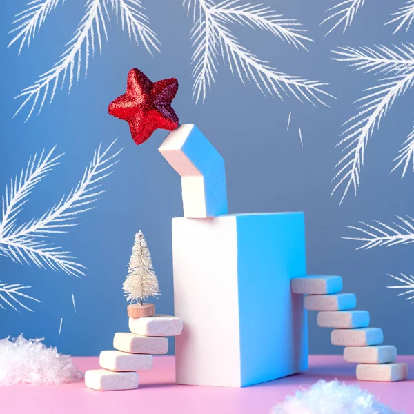 Vinter Nytår stille liv med trapper, juletræ, stjerne, sol, sne og geometriske former på en lyserød blå baggrund, i et neonlys - Stock-foto