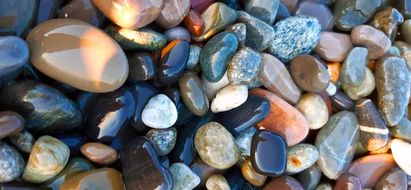 Glanzende Zee Stenen Gewassen Door Een Golf Glinsteren Zon — Stockfoto
