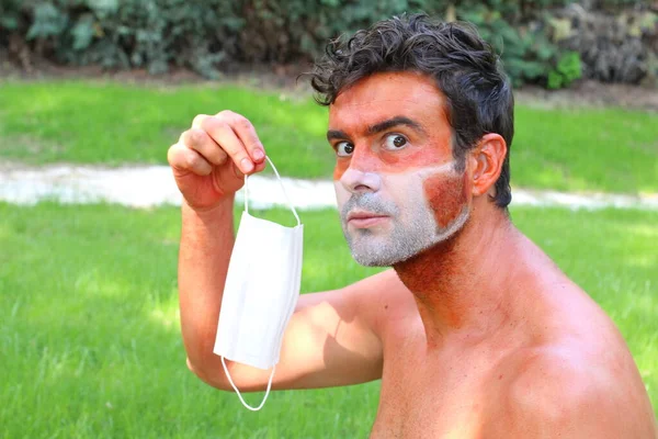 Tıbbi Maske Şeklinde Bronzlaşmış Bronz Tenli Genç Adamın Yakın Plan — Stok fotoğraf