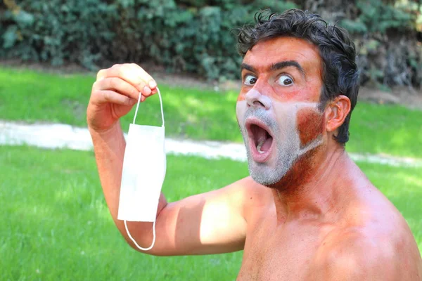 Tıbbi Maske Şeklinde Bronzlaşmış Bronz Tenli Genç Adamın Yakın Plan — Stok fotoğraf