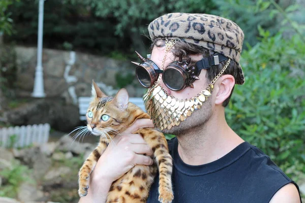 Close Retrato Belo Jovem Steampunk Óculos Máscara Dourada Segurando Gato — Fotografia de Stock