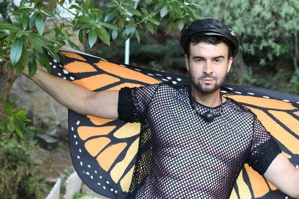Kelebek Kanatları Sokakta Deri Şapkası Olan Eşcinsel Gururlu Yakışıklı Bir — Stok fotoğraf