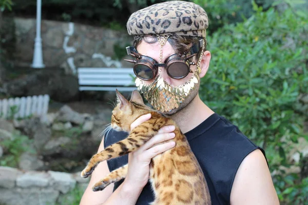 Close Retrato Belo Jovem Steampunk Óculos Máscara Dourada Segurando Gato — Fotografia de Stock