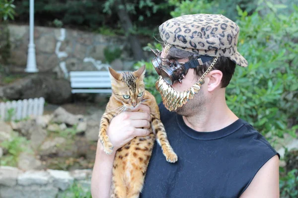 Close Retrato Belo Jovem Steampunk Óculos Máscara Dourada Segurando Gato — Fotografia de Stock