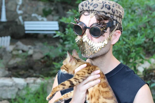 Close Retrato Belo Jovem Steampunk Óculos Máscara Dourada Segurando Gato — Fotografia de Stock