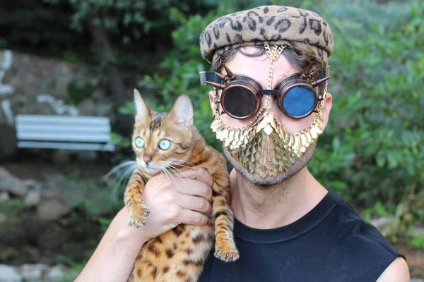 Close Retrato Belo Jovem Steampunk Óculos Máscara Dourada Segurando Gato — Fotografia de Stock