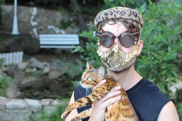 Close Retrato Belo Jovem Steampunk Óculos Máscara Dourada Segurando Gato — Fotografia de Stock