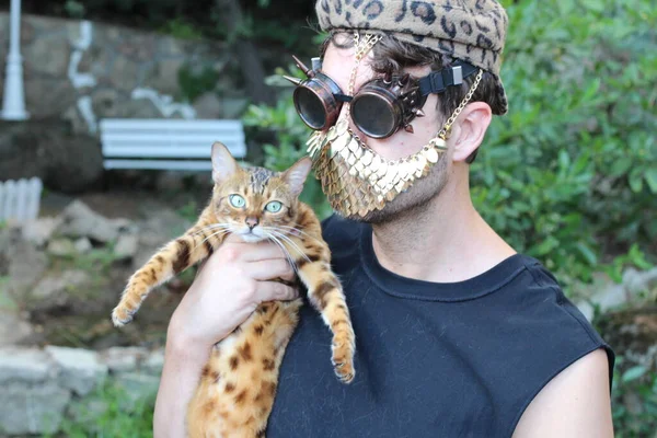 Close Retrato Belo Jovem Steampunk Óculos Máscara Dourada Segurando Gato — Fotografia de Stock