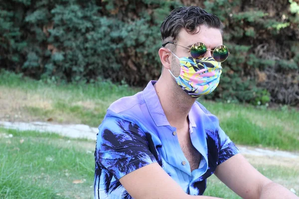 셔츠를 정원에 천으로감싸 마스크를 잘생긴 잘생긴 남자의 — 스톡 사진