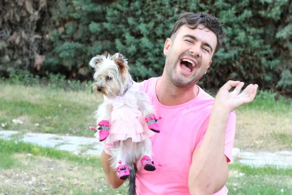 Primer Plano Retrato Guapo Joven Gay Rosa Camiseta Con Cachorro — Foto de Stock