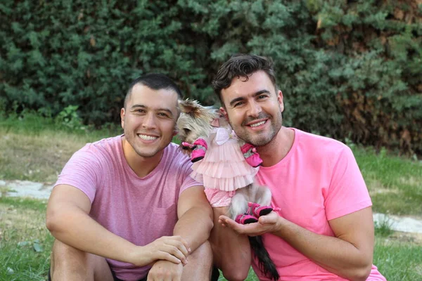 Giovane Coppia Gay Con Carino Cucciolo Abito Rilassante Nel Parco — Foto Stock