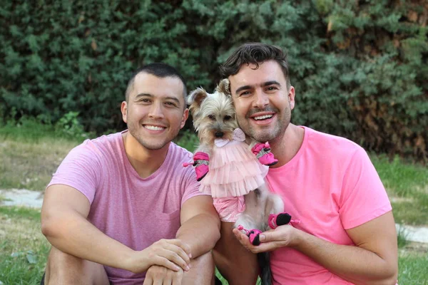 Joven Gay Pareja Con Lindo Cachorro Vestido Relajante Parque — Foto de Stock