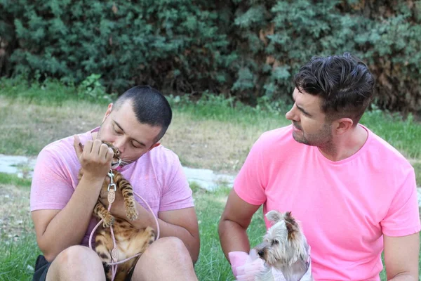 Joven Gay Pareja Con Lindo Cachorro Vestido Relajante Parque — Foto de Stock
