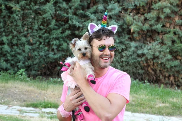 Primer Plano Retrato Guapo Joven Gay Rosa Camiseta Unicornio Cuerno — Foto de Stock