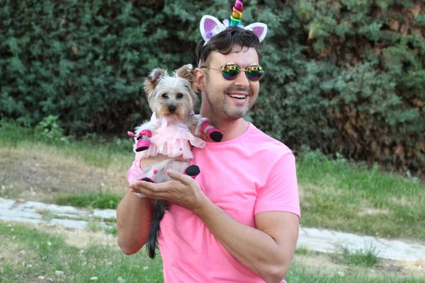 Primer Plano Retrato Guapo Joven Gay Rosa Camiseta Unicornio Cuerno — Foto de Stock