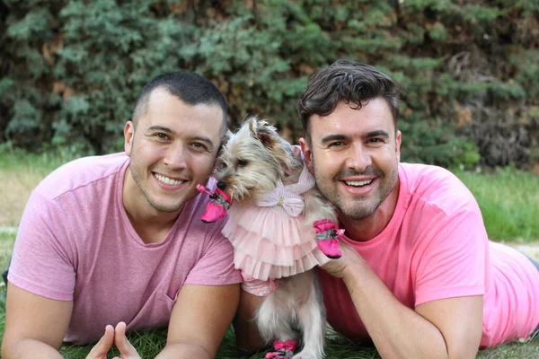 Jovem Gay Casal Com Bonito Filhote Cachorro Vestido Relaxante Parque — Fotografia de Stock
