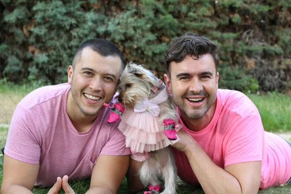 Jovem Gay Casal Com Bonito Filhote Cachorro Vestido Relaxante Parque — Fotografia de Stock