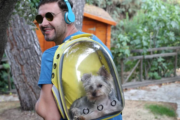 Close Retrato Belo Jovem Caminhando Com Filhote Cachorro Dentro Mochila — Fotografia de Stock