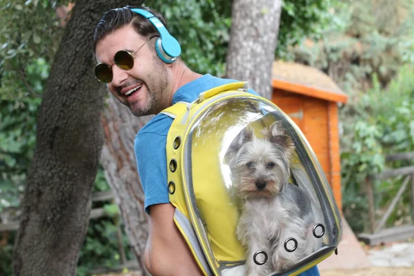 Close Portret Van Knappe Jongeman Wandelen Met Puppy Transparante Rugzak — Stockfoto