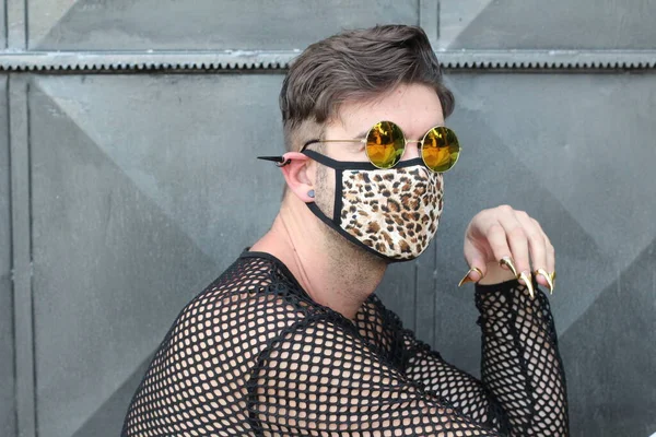 Close Portret Van Stijlvolle Jongeman Beschermend Medisch Masker Met Luipaard — Stockfoto