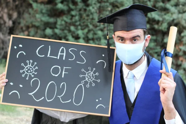 Nahaufnahme Porträt Einer Hübschen Jungen Studentin Abschlussklamotten Mit Gerolltem Diplom — Stockfoto