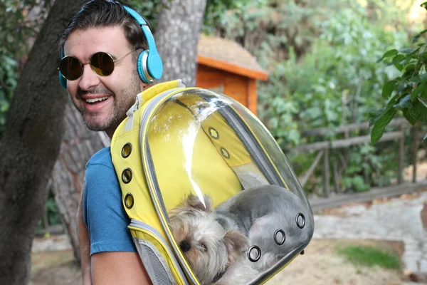 Close Retrato Belo Jovem Caminhando Com Filhote Cachorro Dentro Mochila — Fotografia de Stock