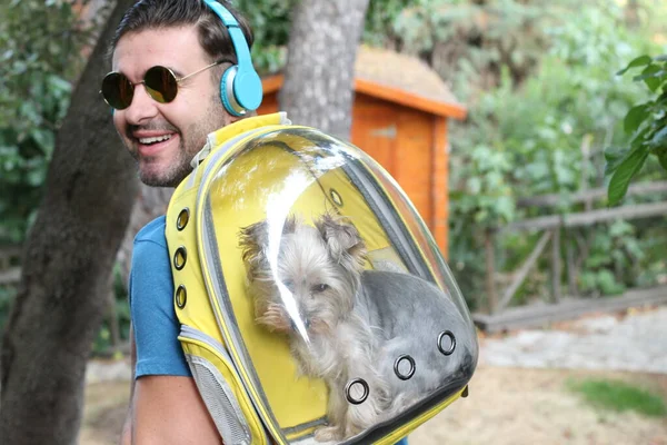 Close Portret Van Knappe Jongeman Wandelen Met Puppy Transparante Rugzak — Stockfoto