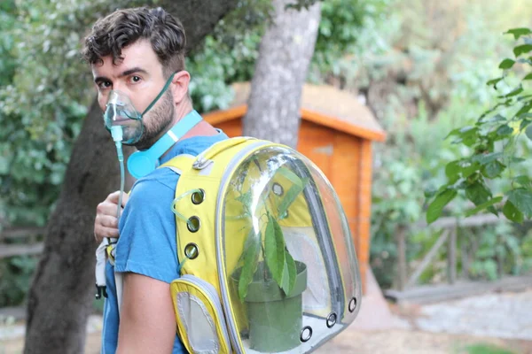 Close Retrato Belo Jovem Com Planta Mochila Máscara Oxigênio Parque — Fotografia de Stock