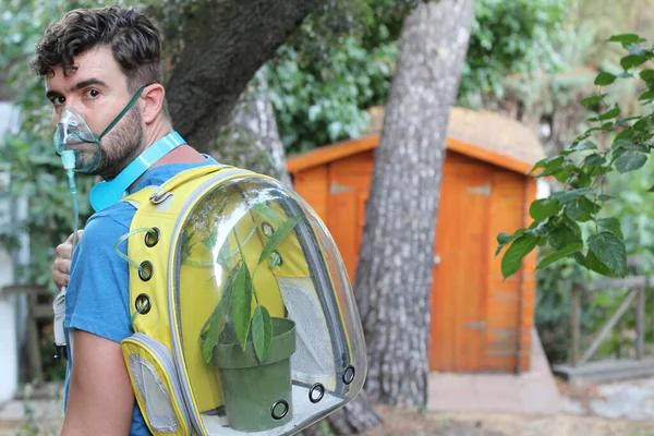 Close Retrato Belo Jovem Com Planta Mochila Máscara Oxigênio Parque — Fotografia de Stock