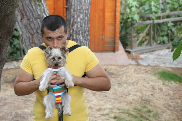 Yakışıklı Bir Delikanlının Sokakta Küçük Şirin Bir Köpek Yavrusuyla Yakın — Stok fotoğraf