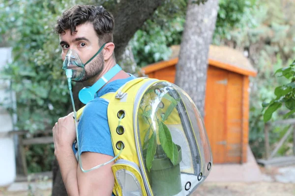 Close Retrato Belo Jovem Com Planta Mochila Máscara Oxigênio Parque — Fotografia de Stock