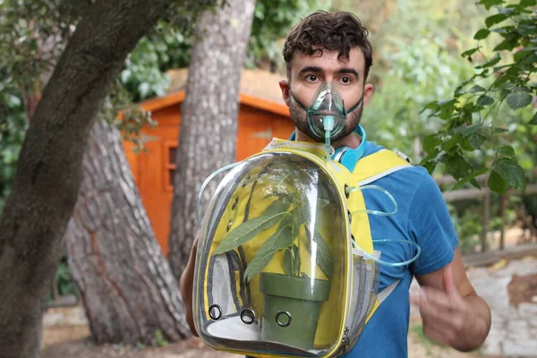 Close Retrato Belo Jovem Com Planta Mochila Máscara Oxigênio Parque — Fotografia de Stock