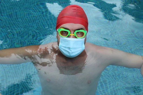 Portret Przystojnego Młodego Mężczyzny Medycznej Masce Ochronnej Goglach Kąpielowych Basenie — Zdjęcie stockowe