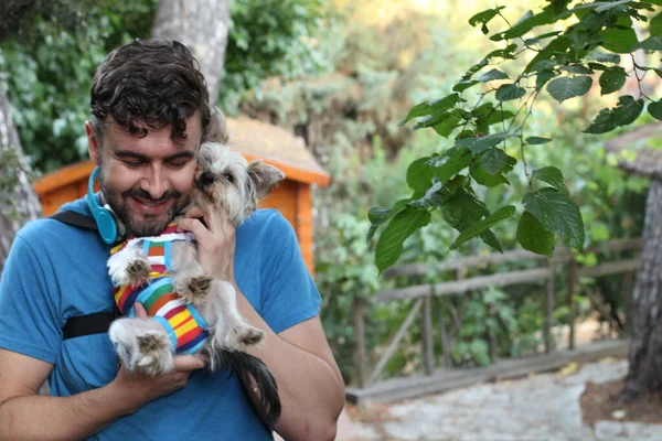 Close Retrato Belo Jovem Com Filhote Cachorro Bonito Rua — Fotografia de Stock