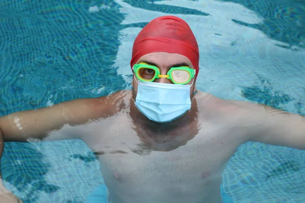 의료용 보호용 마스크를 코로나 바이러스가 퇴치되는 수영장에서 수영용 고글을 잘생긴 — 스톡 사진