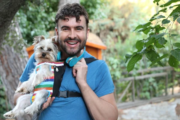 Primer Plano Retrato Guapo Joven Con Lindo Perrito Calle — Foto de Stock